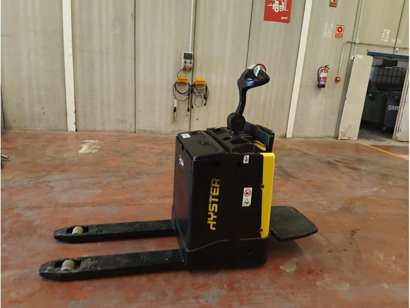 Transpaleta eléctrica conductor montado 2000 kg HYSTER P2.0S FBW
