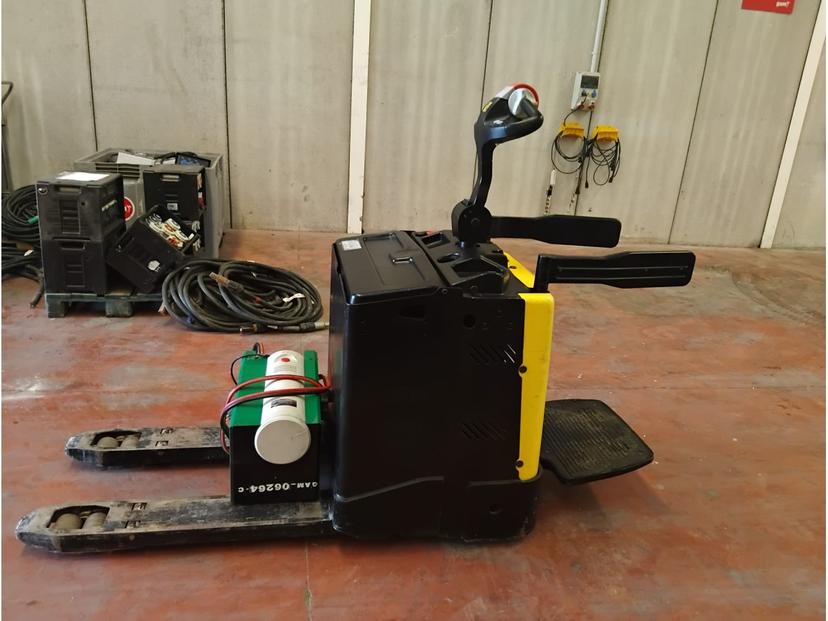 Transpaleta eléctrica conductor montado 2000 kg HYSTER P2.0S FBW