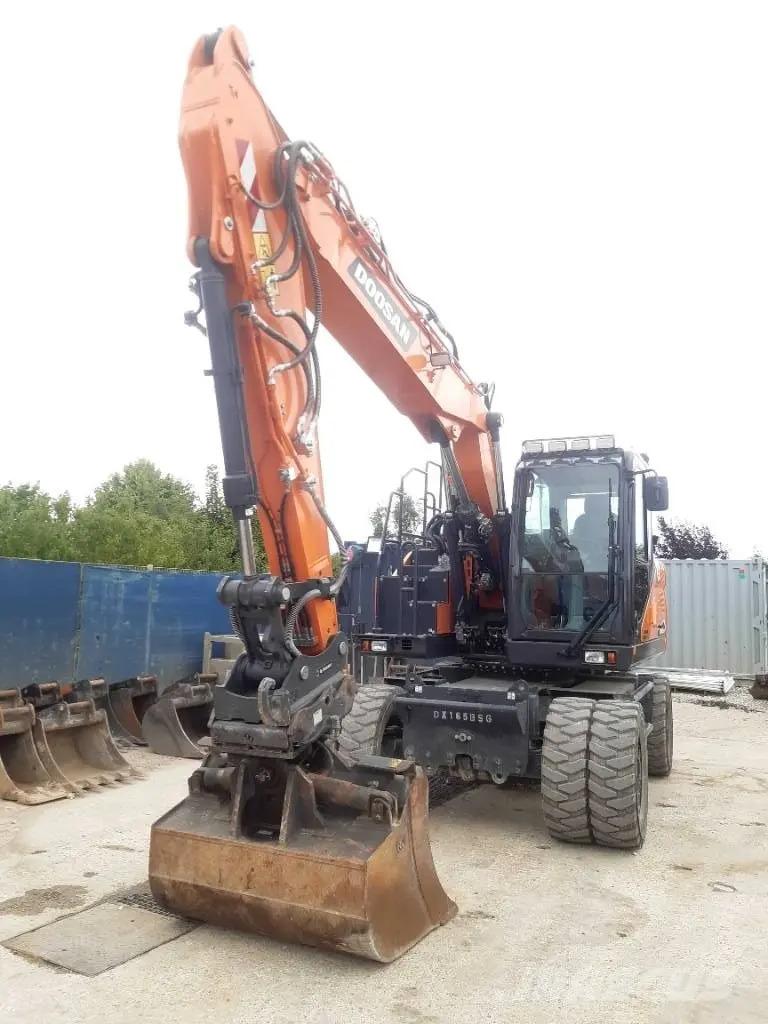 Doosan DX 165 WR-7 Excavadora de Ruedas 2022 | OilQuick OQ65 | Pluma Ajustable | Garra